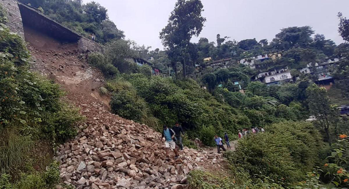 वर्षाका कारण डोटीका सडक अवरुद्ध, खाद्यलगायत उपभोग्य वस्तुको सङ्कट