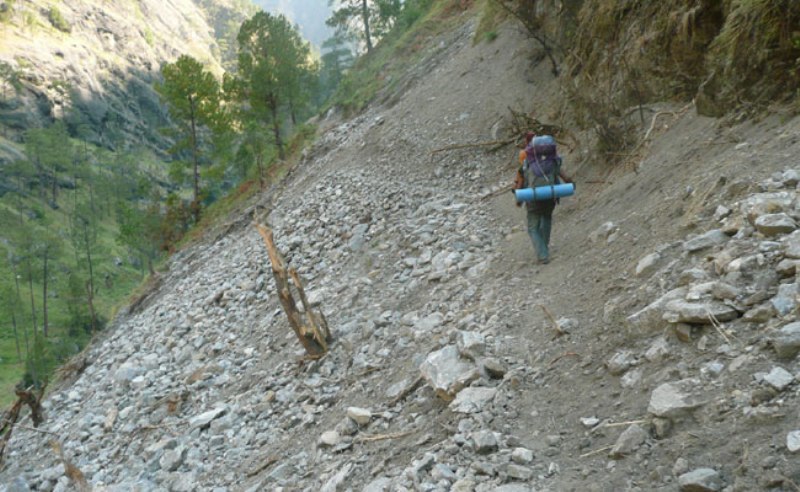 पहिरोले पदमार्ग बगाएपछि सिम्कोश बगर गाउँ प्राकृतिक नाकाबन्दीमा