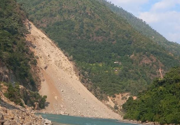 सुख्खा पहिरोका कारण माझ गाउँका १८ घर जोखिममा