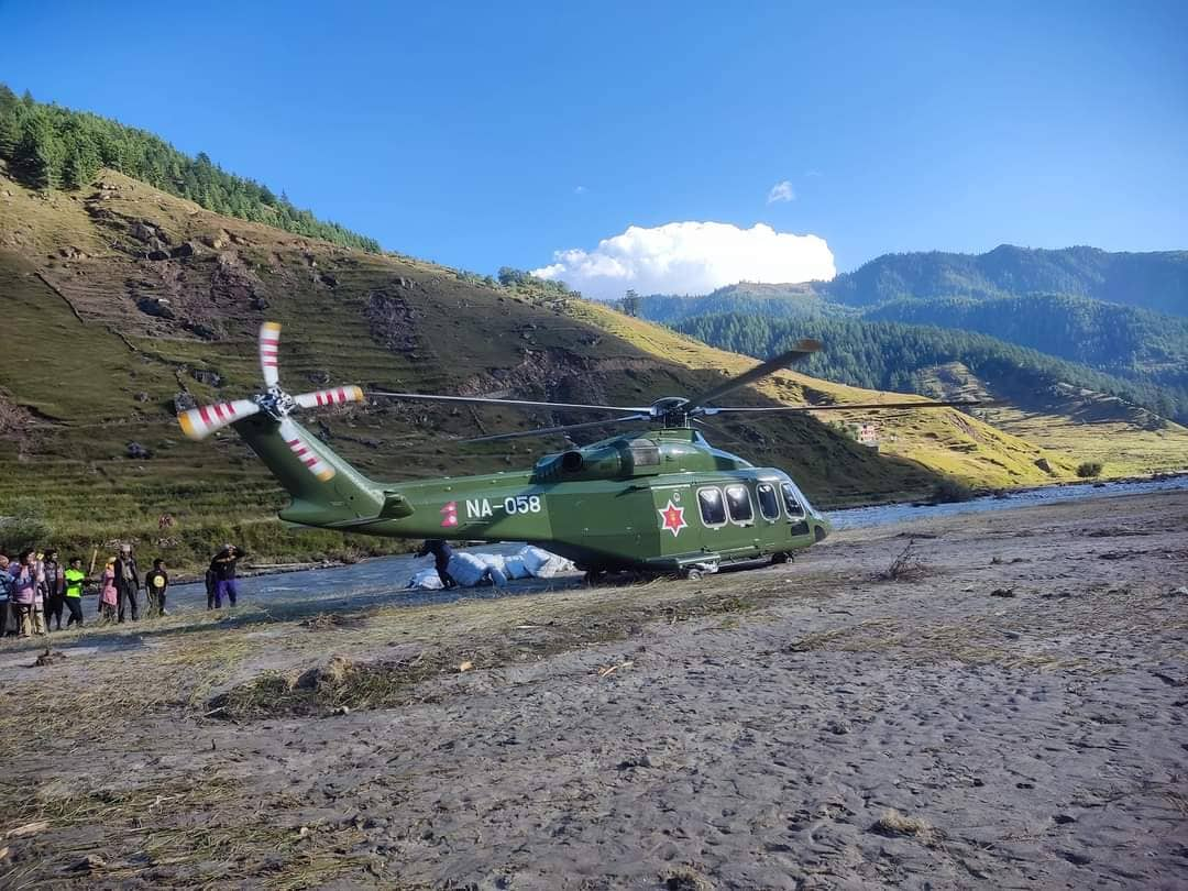 कर्णाली राजमार्ग अवरुद्ध भएपछि जुम्लामा हेलिकोप्टरबाट राहत सामग्री वितरण