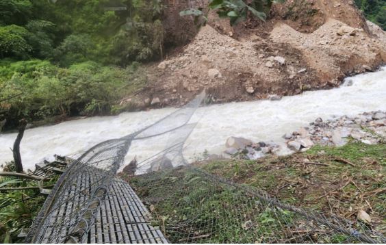 वर्षाले झोलुंगे पुलमा क्षति, ५ मिनेटकाे बाटाे ५ घण्टामा लम्बियाे