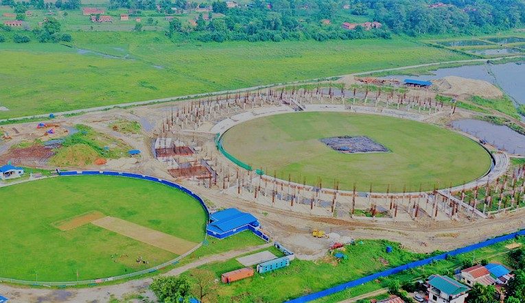 गौतम बुद्ध क्रिकेट रंगशालाको बिजोग: रडमा खिया लागे, मैदानमा झाडी पलायो