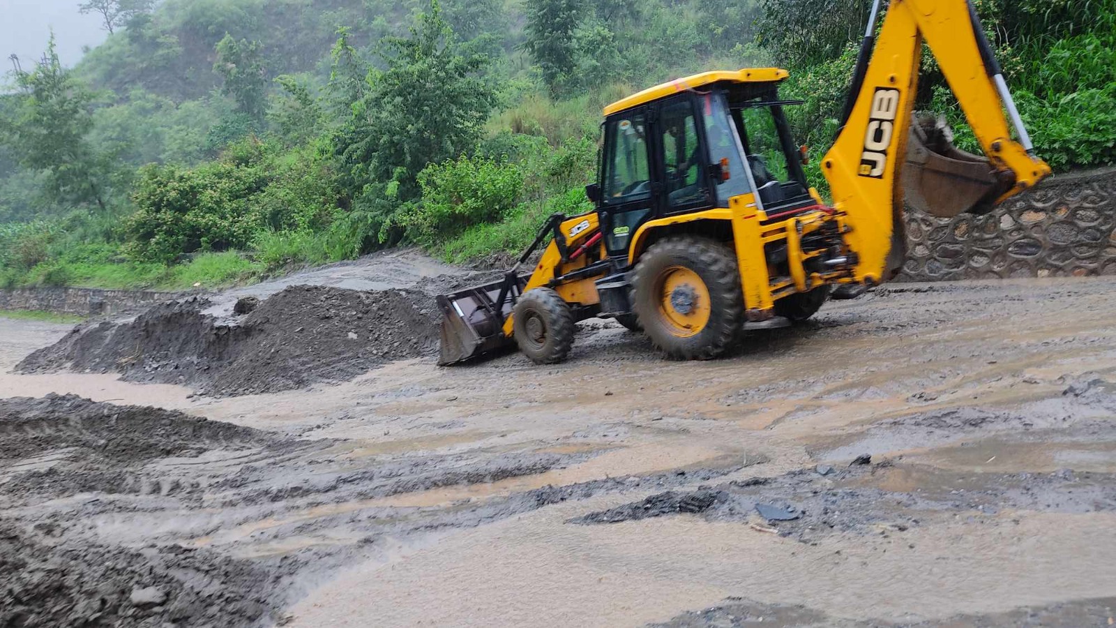 वर्षाका कारण बिपी राजमार्ग अवरुद्ध