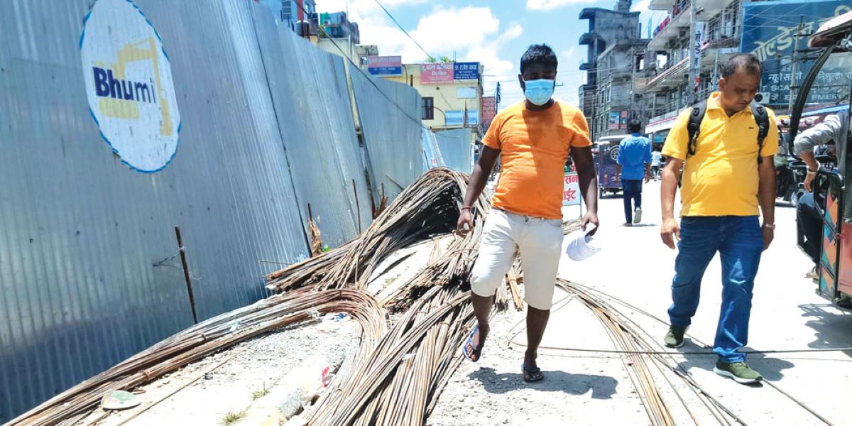 व्यस्त सडकमै निर्माण सामग्री थुपारीयो