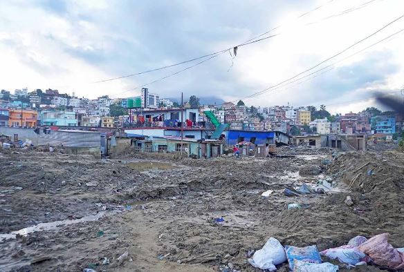 ललितपुर महानगरद्वारा बाढीले नदीमा थुपारेको फोहोर सफा गर्न सुरु