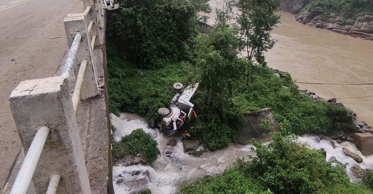  रूवाखोलाको पुलबाट टिपर खोलामा खस्दा एक जनाको मृत्यु 