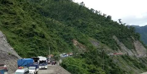 बाढीले पुलमा क्षति पुर्याएपछि बेनिघाट–आरुघाट सडक अवरुद्ध